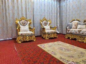 Antique Regal Lounge salon