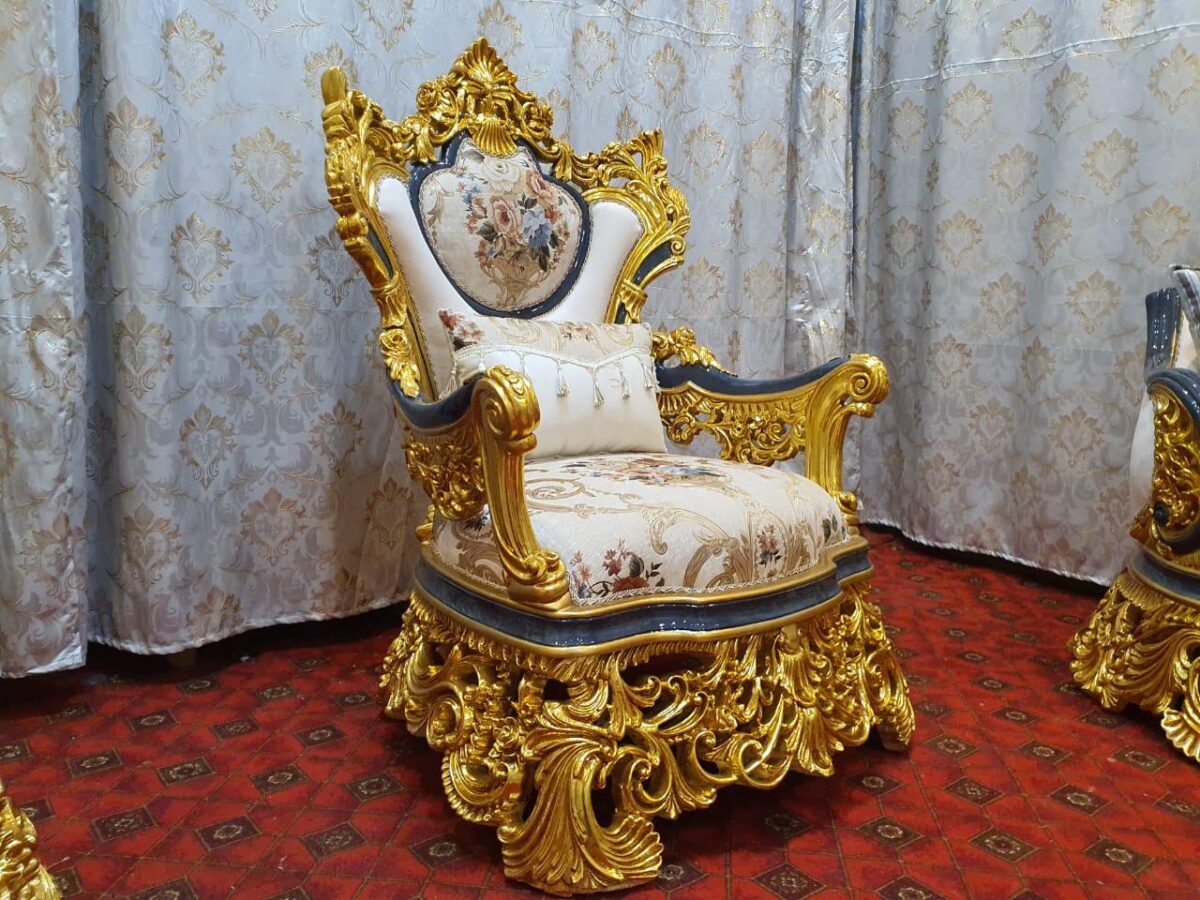 Antique Regal Lounge salon