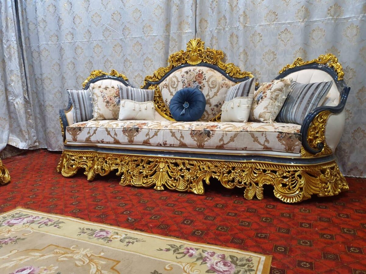 Antique Regal Lounge salon