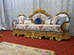 Antique Regal Lounge salon