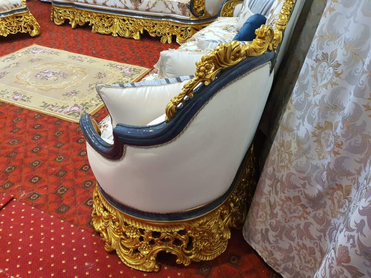 Antique Regal Lounge salon