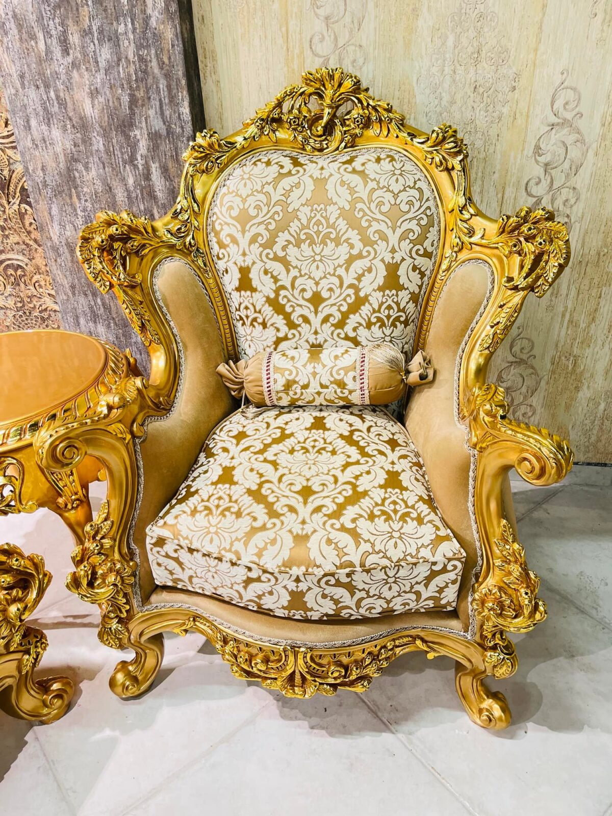 Elegant Crest Salon